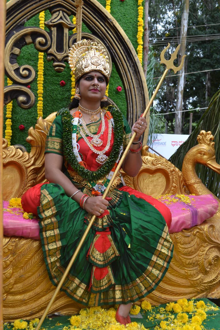 astitvam's tweet photo. ಆಗಸ್ಟ್ 15ರ ಬೆಳಿಗ್ಗೆ ಏಳು ಗಂಟೆಗೆ ಶುರುವಾಯ್ತು ಭವ್ಯ ಮೆರವಣಿಗೆ. ಮಧುಮತಿ ಶ್ಯಾಮಲಾ ಮಂದಿರದಲ್ಲಿ ಪೂಜೆಯ ನಂತರ ರಥವನ್ನೇರುವ ಮೂರ್ತಿ ಹೇಗಿದೆಯೋ ಎಂದು ಕಾಯುತ್ತ ಕುಳಿತಿದ್ದ ಕಾರ್ಯಕರ್ತರಿಗೆ ಸಾಕ್ಷಾತ್ ಭಾರತಮಾತೆ ಜೀವಂತ ರೂಪದಲ್ಲಿ ಬಂದುಬಿಟ್ಟಾಗ ಅಚ್ಚರಿಯೋ ಅಚ್ಚರಿ. ಆಕೆಯ ಗಾಂಭೀರ್ಯ, ಮಂದಸ್ಮಿತ ವದನ ಇಡೀ ಶೋಭಾಯಾತ್ರೆಗೆ ರಂಗು ತಂದಿತ್ತು. https://t.co/Md1iKZV7A8