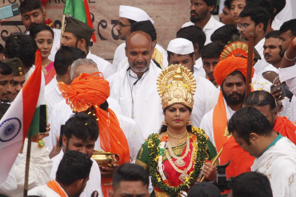 astitvam's tweet photo. ಆಗಸ್ಟ್ 15ರ ಬೆಳಿಗ್ಗೆ ಏಳು ಗಂಟೆಗೆ ಶುರುವಾಯ್ತು ಭವ್ಯ ಮೆರವಣಿಗೆ. ಮಧುಮತಿ ಶ್ಯಾಮಲಾ ಮಂದಿರದಲ್ಲಿ ಪೂಜೆಯ ನಂತರ ರಥವನ್ನೇರುವ ಮೂರ್ತಿ ಹೇಗಿದೆಯೋ ಎಂದು ಕಾಯುತ್ತ ಕುಳಿತಿದ್ದ ಕಾರ್ಯಕರ್ತರಿಗೆ ಸಾಕ್ಷಾತ್ ಭಾರತಮಾತೆ ಜೀವಂತ ರೂಪದಲ್ಲಿ ಬಂದುಬಿಟ್ಟಾಗ ಅಚ್ಚರಿಯೋ ಅಚ್ಚರಿ. ಆಕೆಯ ಗಾಂಭೀರ್ಯ, ಮಂದಸ್ಮಿತ ವದನ ಇಡೀ ಶೋಭಾಯಾತ್ರೆಗೆ ರಂಗು ತಂದಿತ್ತು. https://t.co/Md1iKZV7A8