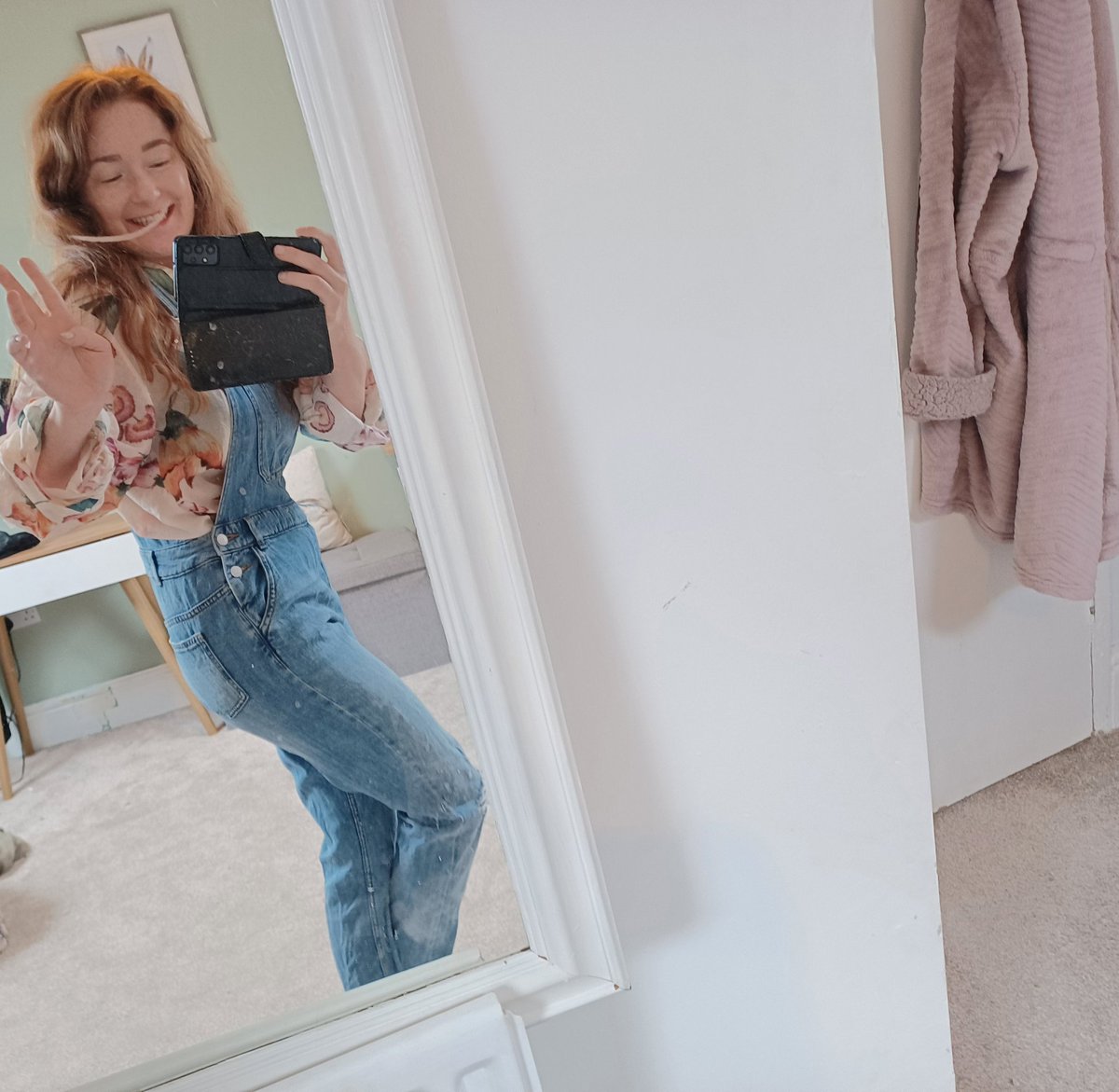LovellPippa's tweet photo. 2 months ago I couldn't fit into these dungarees, 2 months no wine and they fit just fine 😄💥🥳🥳🥳🥳🥳 https://t.co/lB0yKA7Fch