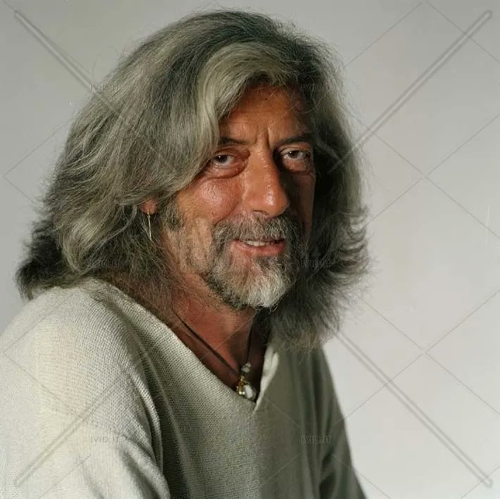 TDlemon9's tweet photo. #natioggi
Il #16agosto 1943 è nato #ShelShapiro. Cantante, inglese naturalizzato italiano, frontman dei #Rokes, con l'Equipe 84 ed I Camaleonti la principale band del beat nostrano: 5 mln di dischi venduti. Dopo lo scioglimento nel '70 intraprenderà la carriera di solista. https://t.co/a9JfacdUpK