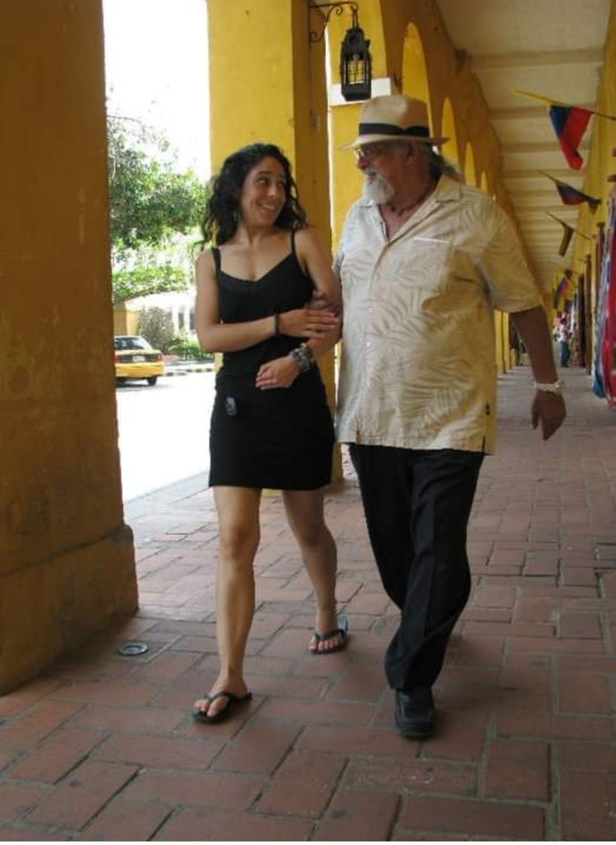 PizarroMariaJo's tweet photo. Está mañana murió uno de mis padres, de esos hermosos seres humanos que me regaló la historia. Le digo padre porque fue mi padre y amigo, con él y gracias a él camine la memoria y mi propia historia. Rafa Vergara mi corazón vuela contigo de la mano. 

Gracias por tu amor https://t.co/5OFg3tO2xP