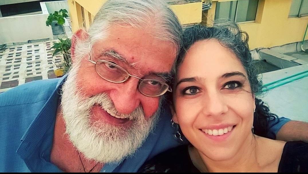 PizarroMariaJo's tweet photo. Está mañana murió uno de mis padres, de esos hermosos seres humanos que me regaló la historia. Le digo padre porque fue mi padre y amigo, con él y gracias a él camine la memoria y mi propia historia. Rafa Vergara mi corazón vuela contigo de la mano. 

Gracias por tu amor https://t.co/5OFg3tO2xP