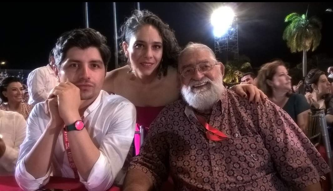 Está mañana murió uno de mis padres, de esos hermosos seres humanos que me regaló la historia. Le digo padre porque fue mi padre y amigo, con él y gracias a él camine la memoria y mi propia historia. Rafa Vergara mi corazón vuela contigo de la mano. 

Gracias por tu amor