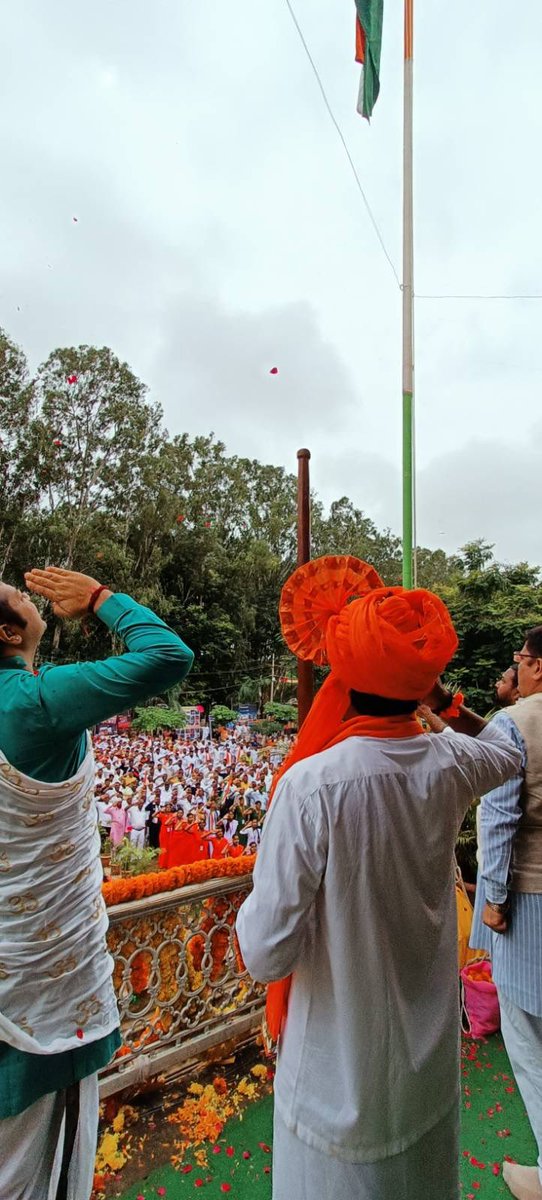 astitvam's tweet photo. ಧ್ವಜಾರೋಹಣ ಅತ್ಯಂತ ಶಿಸ್ತುಬದ್ಧವಾಗಿ ವಾರಗಟ್ಟಲೆ ತಯಾರಿ ನಡೆಸಿದ ಶಾಲೆಯ ಮಕ್ಕಳು ನಡೆಸುವಂತೆ ಆಯ್ತು. ಜನಗಣ ಮನ ಮತ್ತು ವಂದೇ ಮಾತರಂಗೆ ಕಾರ್ಯಕರ್ತರೆಲ್ಲ ಗೌರವ ಸಲ್ಲಿಸುವಾಗ ಎದೆಯುಬ್ಬಿದ್ದು ಸುಳ್ಳಲ್ಲ. https://t.co/QHhYUrmKCo