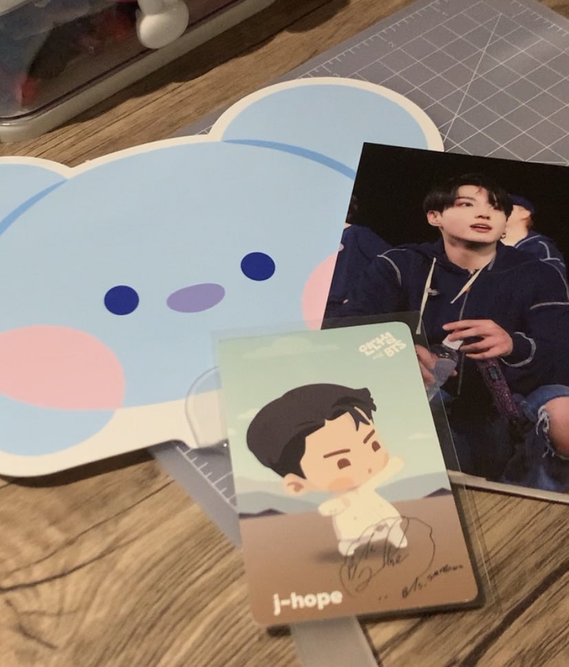 twinklebuys's tweet photo. #twinklesthings 🌟 

always happy with my items + freebies ^___^  arrived in less than 48 hours AHHH in this house we 💜 kcs shopping :P thank you so much! :DD 

#kcs_feedback @kcs_shopping https://t.co/mMx7M1ZyU5