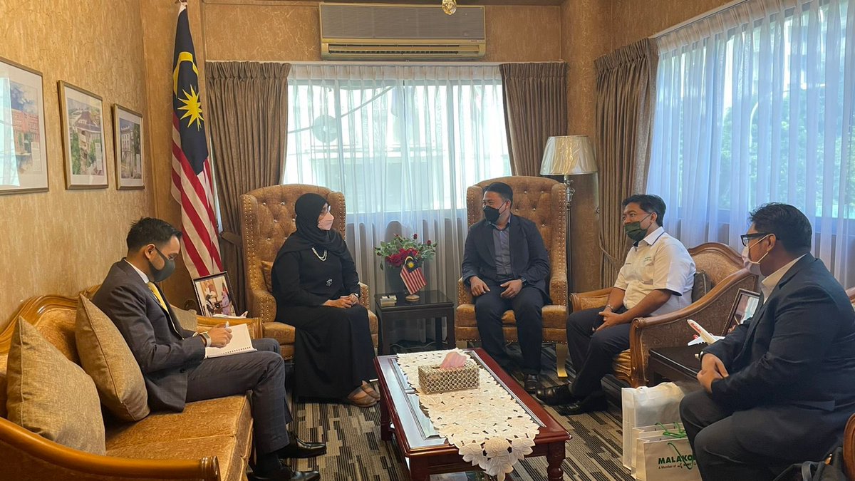MYHCDhaka's tweet photo. Mr. Saiful Azlan Mahmud, Head of Malakoff Technical Solutions Sdn Bhd (MTSSB) called on H.E. Haznah Md Hashim, High Commissioner of Malaysia to Bangladesh on 16 August 2022, towards strengthening the bilateral relations between Malaysia and Bangladesh in the field of energy. https://t.co/9RYud1zUzT