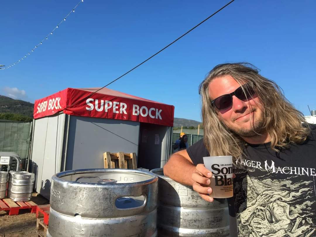 _AngerMachine_'s tweet photo. This what our drummer Cornรฉ likes to the most. Visiting other countries and drinking beer. ๐ต๐น๐บ
#holiday #beer #beerdrinking #relaxing #drummer #metaldrummer #sethpicturesmusic #angermachine #cheers #happy #craftbeer https://t.co/NMmBzAPN44