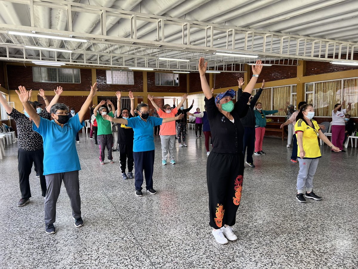SubRedSurOcci's tweet photo. 👵🏻 🎶 👴🏾 #AEstaHora el equipo de Vigilancia Comunitaria realiza una actividad con personas mayores del barrio Laureles I y II, en la localidad de #Bosa. A través de la música, buscamos promover hábitos de vida saludables. #MesMayor https://t.co/vUzCus73cF