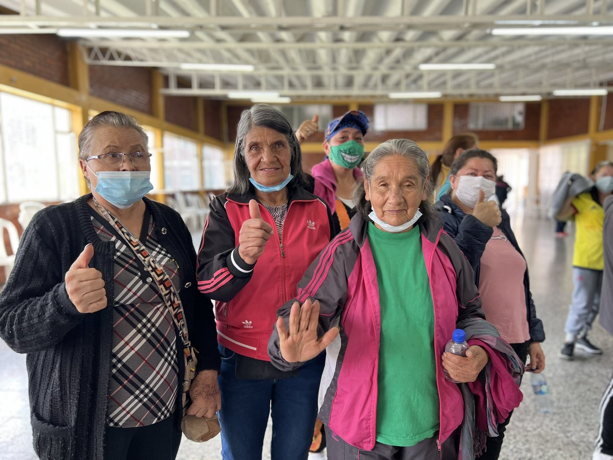 SubRedSurOcci's tweet photo. 👵🏻 🎶 👴🏾 #AEstaHora el equipo de Vigilancia Comunitaria realiza una actividad con personas mayores del barrio Laureles I y II, en la localidad de #Bosa. A través de la música, buscamos promover hábitos de vida saludables. #MesMayor https://t.co/vUzCus73cF