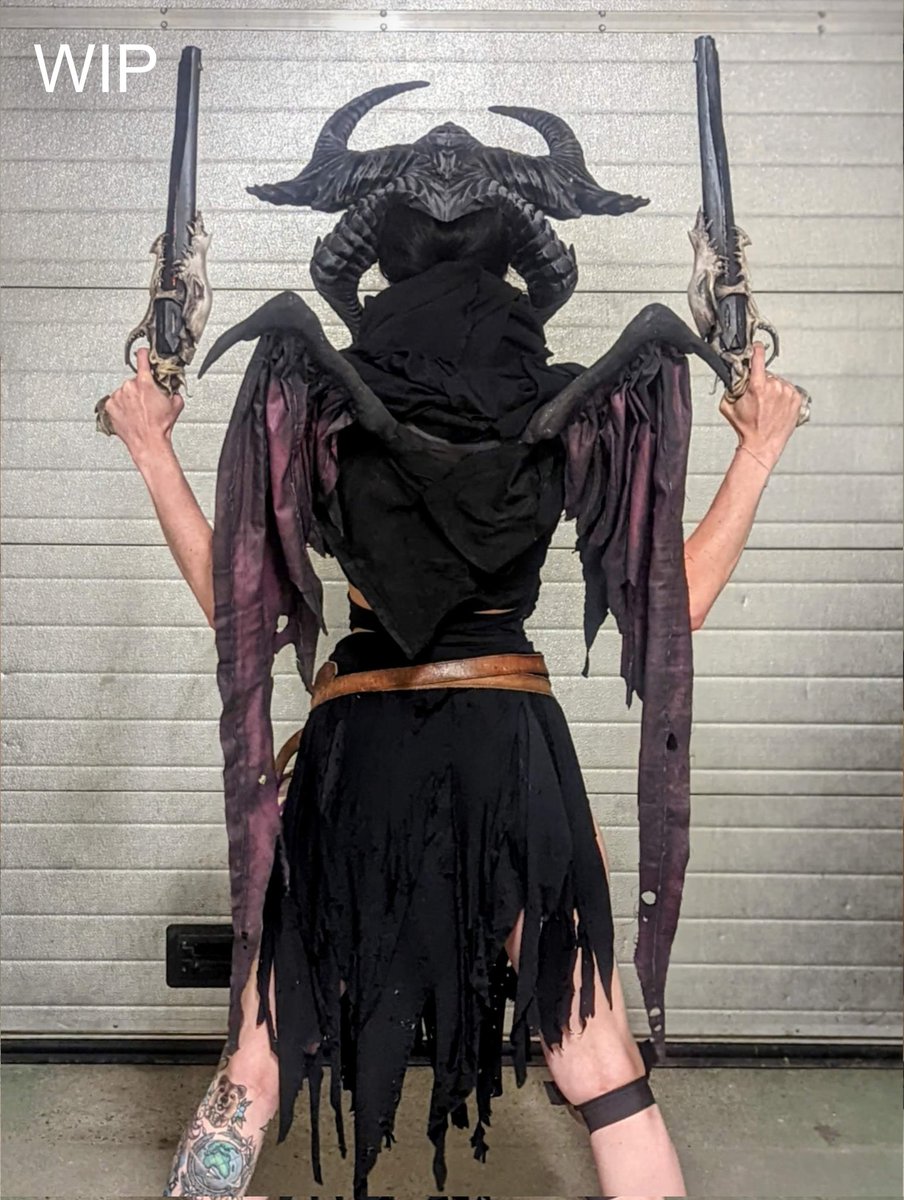 annabrandberg's tweet image. Well, now that the cat's out of the horns — a few WIP photos of my new-&amp;amp;-improved cosplay for The Unknown from @MetalHellsinger that @BlitheLeigh, @BjornAlbihn and I have been working hard on these past weeks... As a treat. 🖤

See you at @gamescom 😈

#gamescom #metalhellsinger