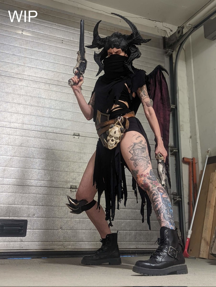 annabrandberg's tweet image. Well, now that the cat's out of the horns — a few WIP photos of my new-&amp;amp;-improved cosplay for The Unknown from @MetalHellsinger that @BlitheLeigh, @BjornAlbihn and I have been working hard on these past weeks... As a treat. 🖤

See you at @gamescom 😈

#gamescom #metalhellsinger