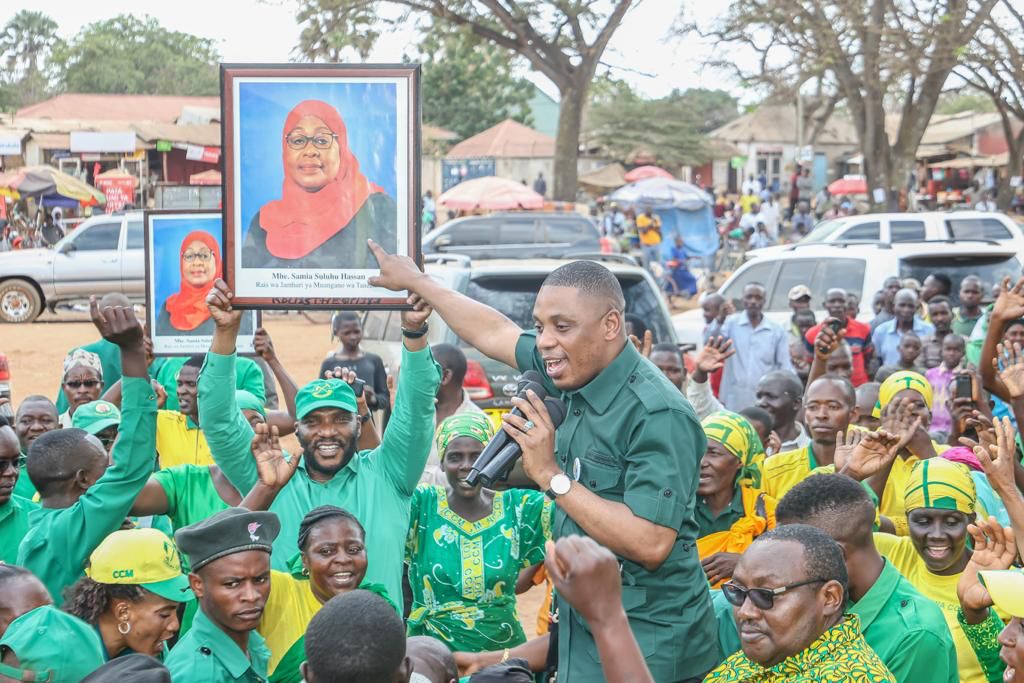 KongweTv's tweet photo. Katibu wa Itikadi na Uenezi CCM Shaka H.Shaka amesema Rais Samia Suluhu Hassan katika suala la maendeleo ya nchi ni kama Kurwa na Doto.Amesema  hayo leo katika wilaya ya Kaliua baada ya kukagua ujenzi wa hospitali ya Mwongozo katika kijiji cha Mwongozo  ziara Mkoani Tabora. https://t.co/Lr53wfQ0a0