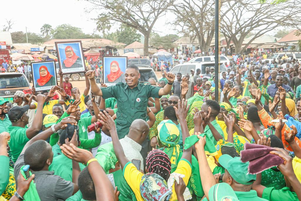 KongweTv's tweet photo. Katibu wa Itikadi na Uenezi CCM Shaka H.Shaka amesema Rais Samia Suluhu Hassan katika suala la maendeleo ya nchi ni kama Kurwa na Doto.Amesema  hayo leo katika wilaya ya Kaliua baada ya kukagua ujenzi wa hospitali ya Mwongozo katika kijiji cha Mwongozo  ziara Mkoani Tabora. https://t.co/Lr53wfQ0a0