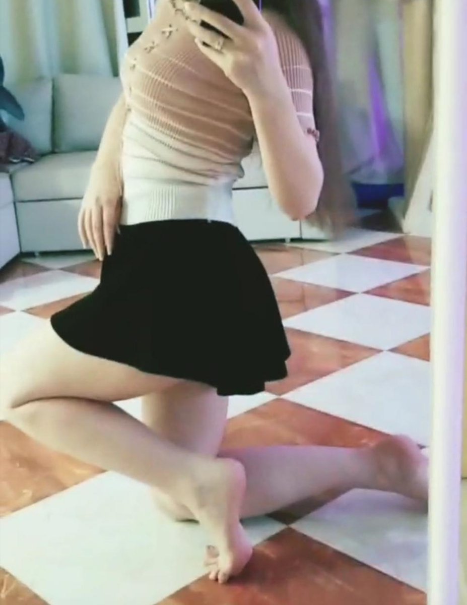GamzeMayonez's tweet photo. Ece Erken ile benziyoruz tek fark benim ayağımda dövme yok. 💋💋💋 https://t.co/6VzNtj39iT