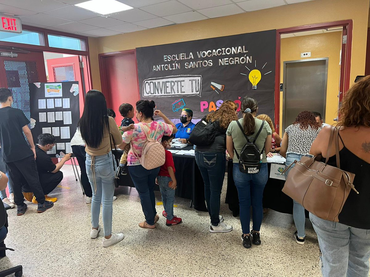 Los padres, madres y encargados visitan las ecuelas del ORE de Caguass en la Casa Abierta !!!!!
