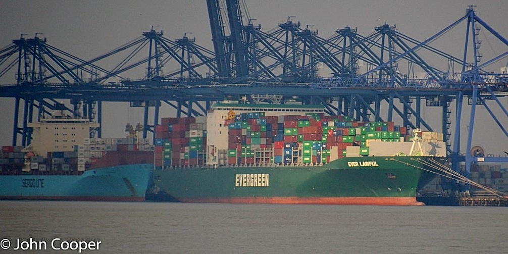 TheSuffolkMan's tweet photo. #Felixstowe #shipping https://t.co/UshnxfLDWg