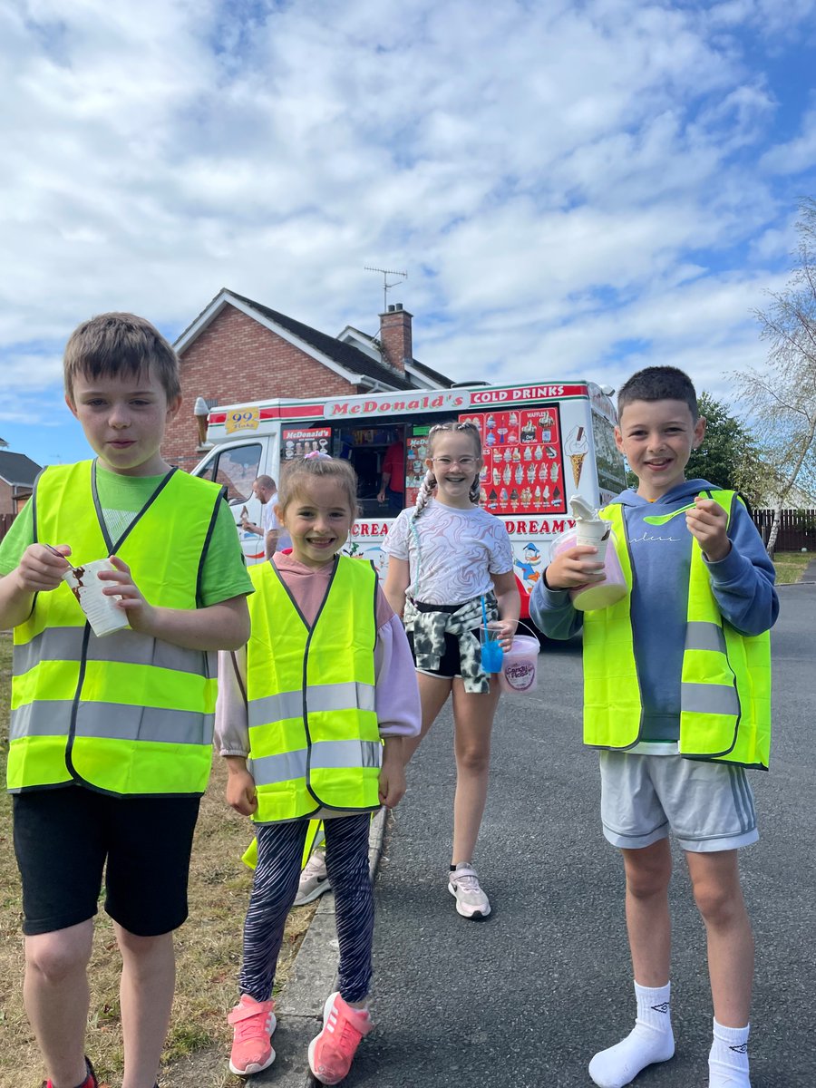 arbourhousing's tweet image. We had a productive afternoon at a community clean up day in Gilpins Mews, Lurgan along with the residents and Greentown Environmental. The children helped to clear the scheme of any rubbish and enjoyed a treat from the local ice-cream provider #schemecleanup #communityday