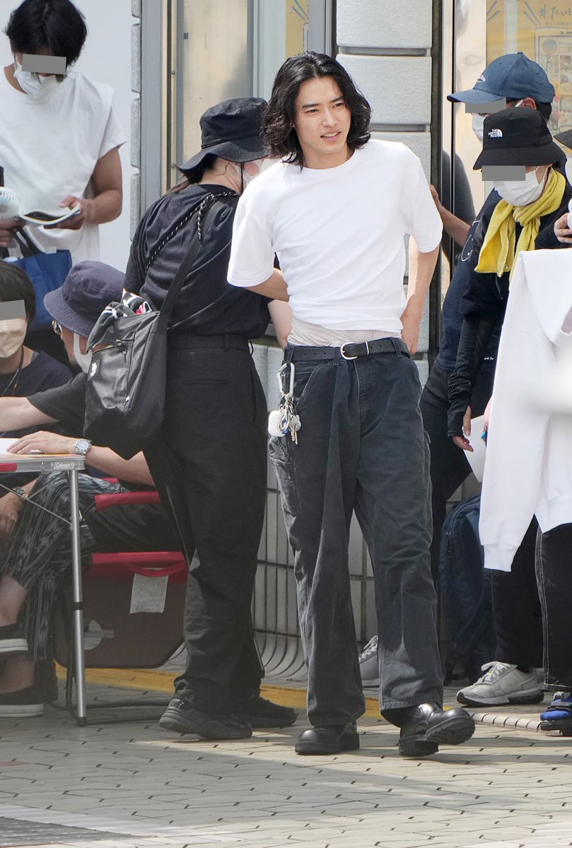 jdramaupdates's tweet photo. #YamazakiKento durante as gravações de #ChildrenOfAtom (Atom no Ko) no final de Julho. O dorama estreia em Outubro na TBS
https://t.co/NvppzpSlON https://t.co/eJu7E9YIyj