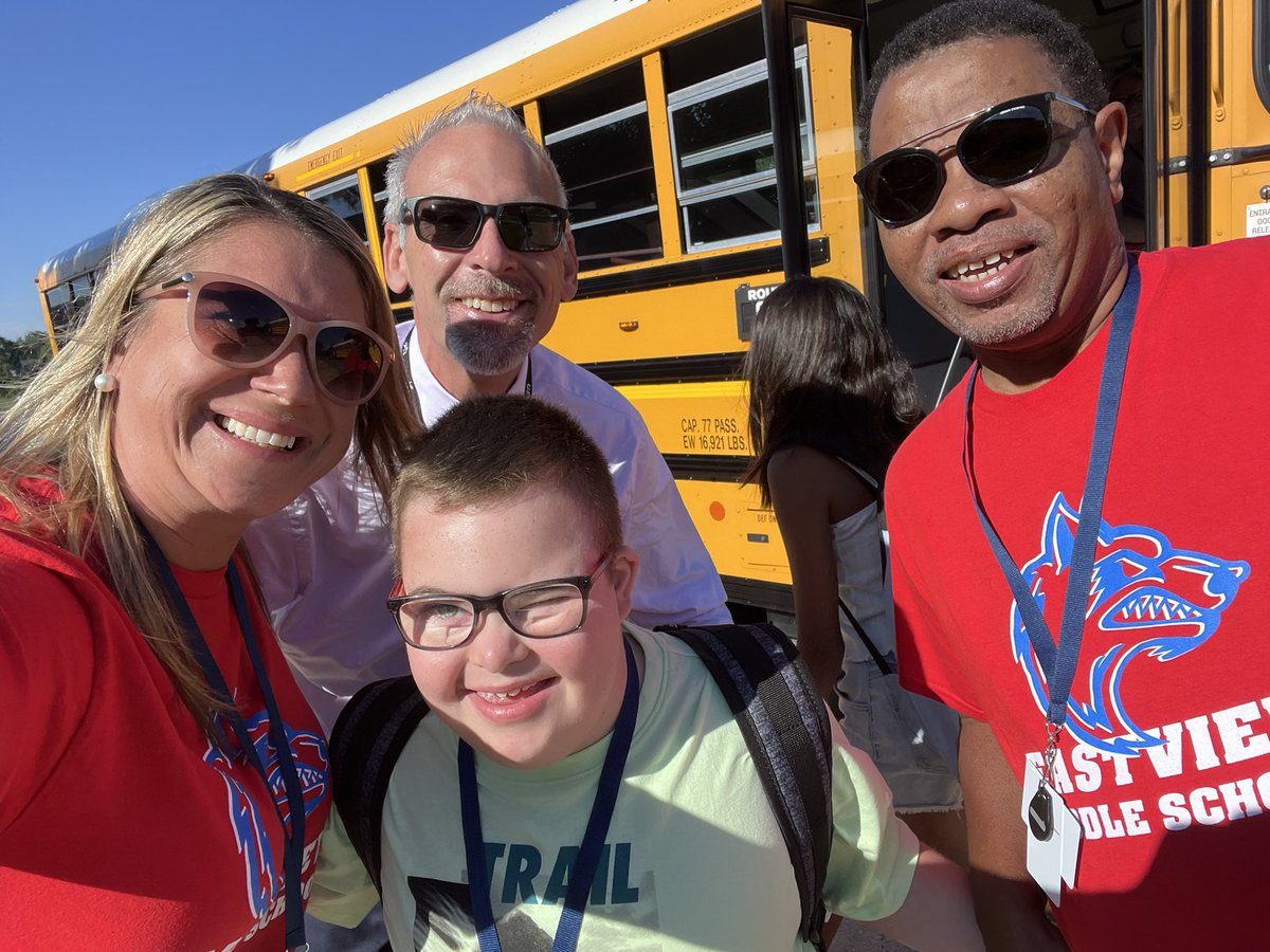 AngelaGinnan's tweet photo. @EVMSU46 was lucky enough to have @TonySandersU46 ride the bus to school and take a quick photo!! So cool! @sdu46 #u46FirstDay2022 #WeGotThis https://t.co/AnhAuAOhN9