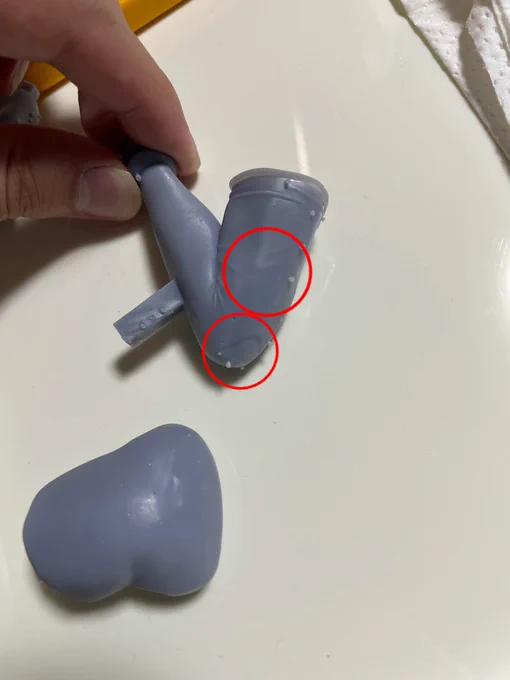 何故かラフトに1番近い底面部分が膨らんだり凹んだりするし、積層痕じゃない横スジ入る。初期不良じゃなくて設定が原因だとは思うんだけど...失敗例とかのHPにも出てこないし原因がわからん...誰か助けて 