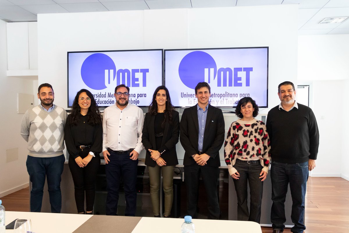 AGCArgentina's tweet photo. Junto a @UMETeduar  nos reunimos para firmar un convenio que beneficiará a las y los afiliados de nuestro gremio y sus familiares directos, con el fin de promover la formación profesional de las y los @informaticos_  🤝💙 https://t.co/QEGwhy4Jvu