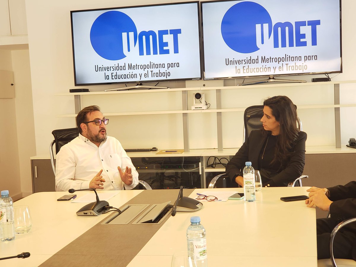 AGCArgentina's tweet photo. Junto a @UMETeduar  nos reunimos para firmar un convenio que beneficiará a las y los afiliados de nuestro gremio y sus familiares directos, con el fin de promover la formación profesional de las y los @informaticos_  🤝💙 https://t.co/QEGwhy4Jvu