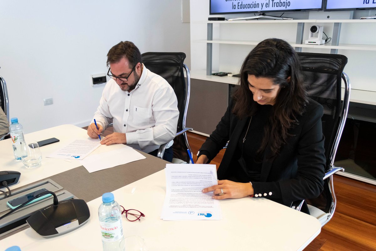 AGCArgentina's tweet photo. Junto a @UMETeduar  nos reunimos para firmar un convenio que beneficiará a las y los afiliados de nuestro gremio y sus familiares directos, con el fin de promover la formación profesional de las y los @informaticos_  🤝💙 https://t.co/QEGwhy4Jvu