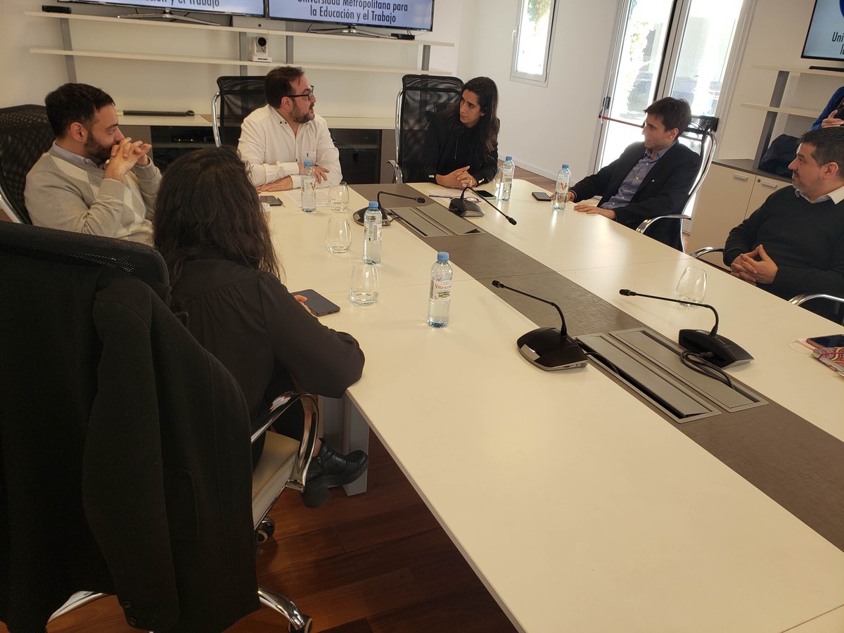 AGCArgentina's tweet photo. Junto a @UMETeduar  nos reunimos para firmar un convenio que beneficiará a las y los afiliados de nuestro gremio y sus familiares directos, con el fin de promover la formación profesional de las y los @informaticos_  🤝💙 https://t.co/QEGwhy4Jvu