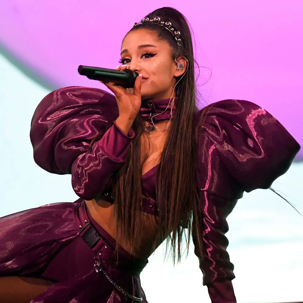 arisanatomy's tweet photo. por aqui só falamos de: 

1) Ariana Grande e outras divas pop; 
2) Aviação Civil; 
3) Botafogo de Futebol e Regatas; 
4) Ateísmo e o quanto todas as religiões são igualmente estúpidas. 

Bem-vindos ao meu perfil e se não gostou: foda-se https://t.co/dLFT8MzepU