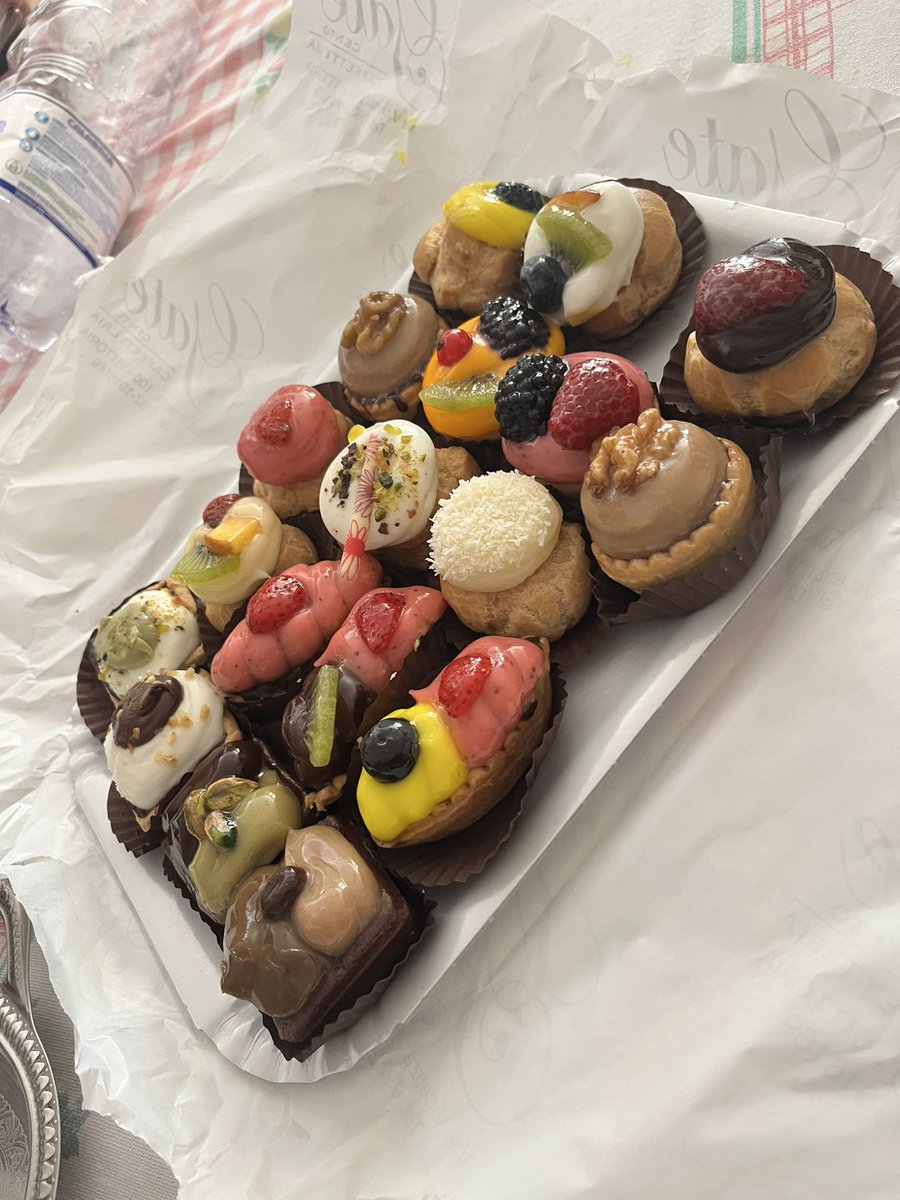 PiramideRossa's tweet photo. #merende #postferragostane…😋😋😋 https://t.co/74fVHbPrmX