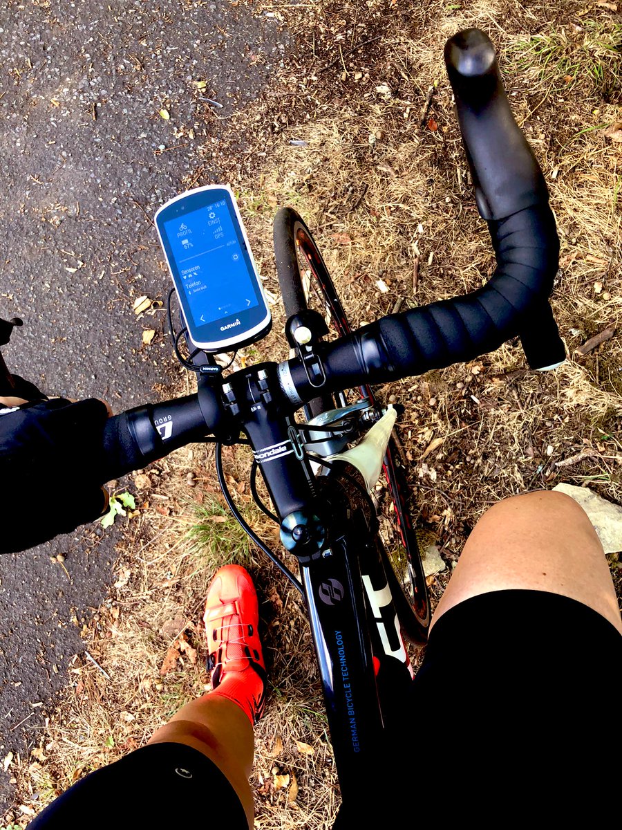 Solange diese zwei Beine noch mindestens 1 Sekunde schneller sind, als die Gedanken im Kopf, wird es mir für immer gut gehen.  

#rennrad #sonne