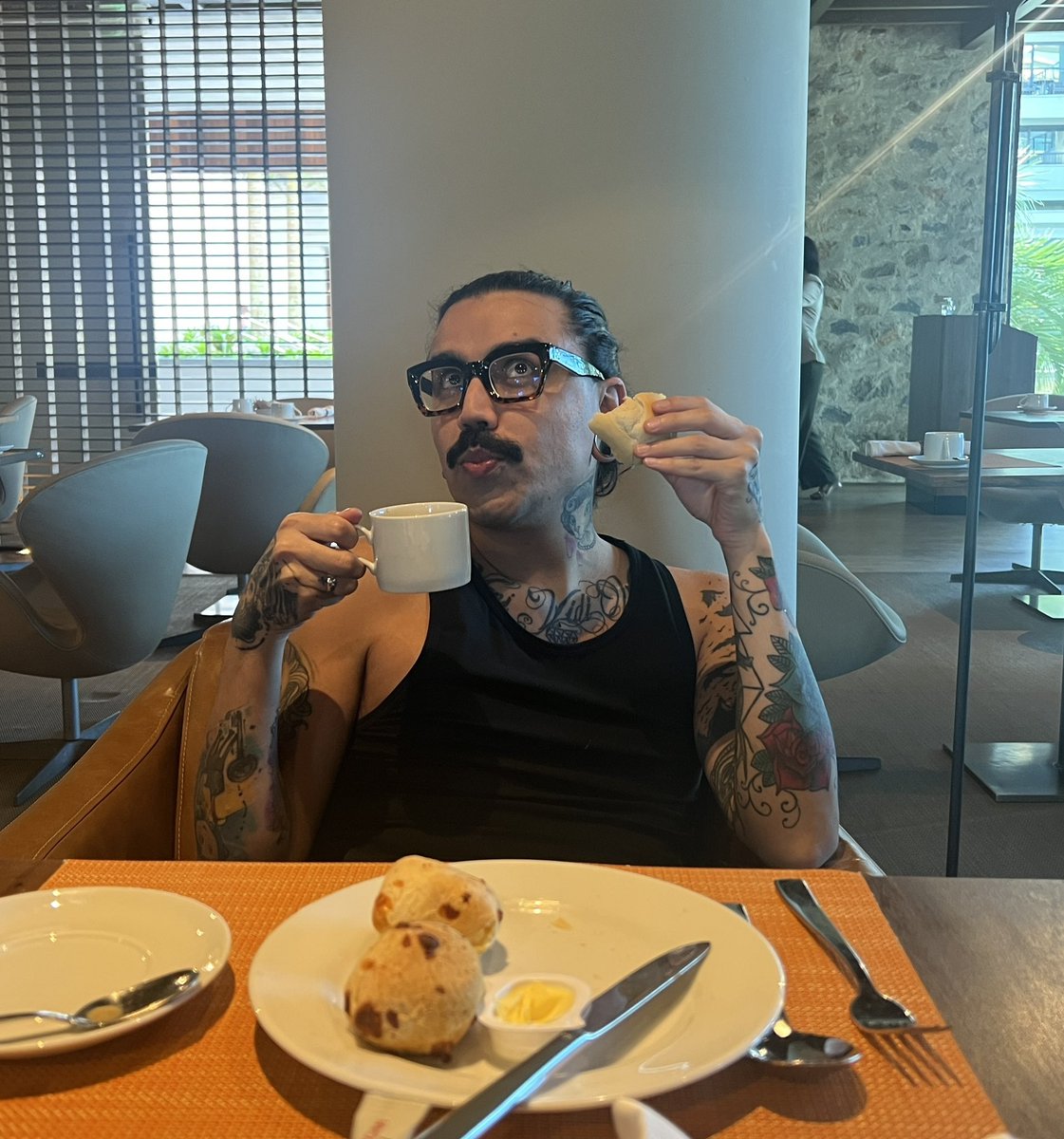 DivaDepressao's tweet photo. ⚠️ #DivãDaDiva ⚠️

Nós somos DESESPERADOS por café da manhã de hotel, gente! Tem de tudo, a gente nunca sabe o que pega primeiro, e depois que vamos embora nos arrependemos de não ter comido mais, vocês são assim também?! Achamos justo falar sobre esse assunto no podcast! https://t.co/CmGml3IZeE