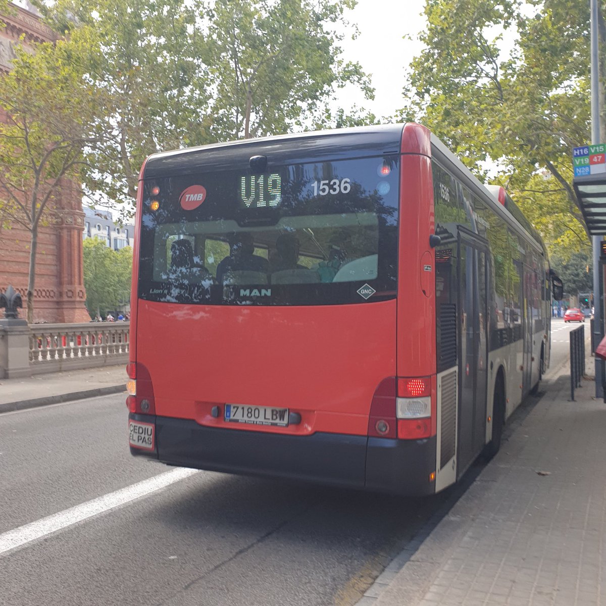 Micat013's tweet photo. Hem d aguantar aquest #turismedemerda que s ens pixa a la cara i el conductor ho permet? BUS V19 n 1536 parada 3141 aprox 16.30 @TMB_Barcelona Als d aquí ens multen si no paguem i no ens deixen pujar sense mascareta!! #hooligans #incivisme https://t.co/OPp9XC7Izj