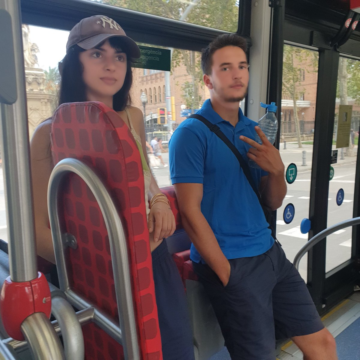 Micat013's tweet photo. Hem d aguantar aquest #turismedemerda que s ens pixa a la cara i el conductor ho permet? BUS V19 n 1536 parada 3141 aprox 16.30 @TMB_Barcelona Als d aquí ens multen si no paguem i no ens deixen pujar sense mascareta!! #hooligans #incivisme https://t.co/OPp9XC7Izj