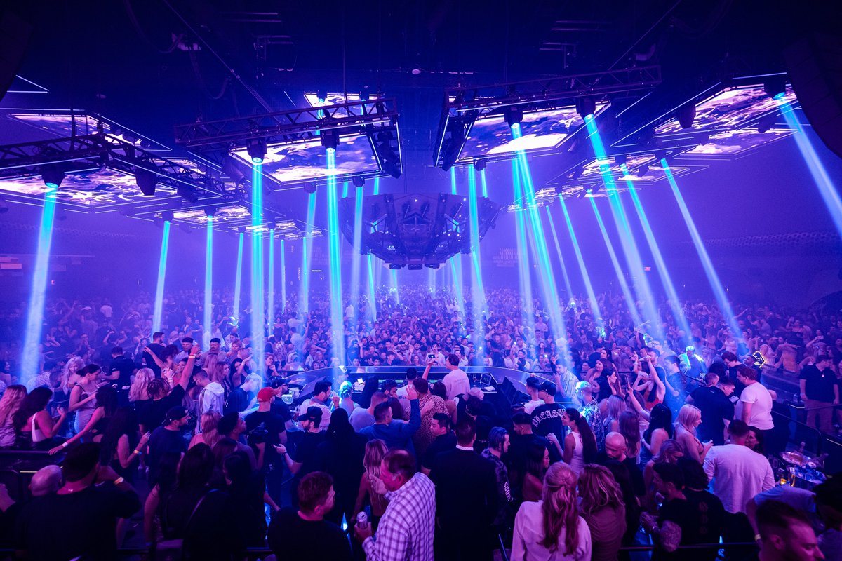 koollmike's tweet photo. This place is nuts 🔥 @tiesto https://t.co/hoOvGj6vvk