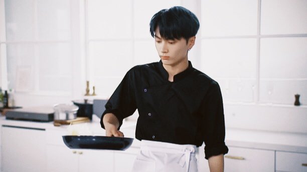 jongseongsfilm's tweet photo. introducing, chef jay 👨‍🍳 #enhypen_jay https://t.co/C6owIda68B