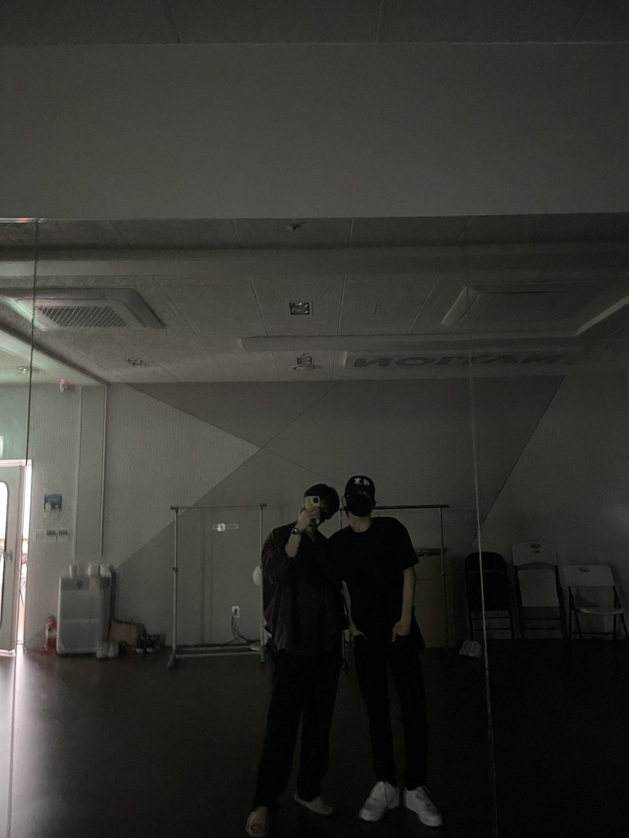 WooKyungjun_FR's tweet photo. [ TWITTER | 310722 ]

“On se voit demain !!! Allez tous dormir tôt cette nuit ! 🫶❤️🥹
Bonne nuit ! ” 

 #우경준 #KyungJun https://t.co/VGL5arkITW