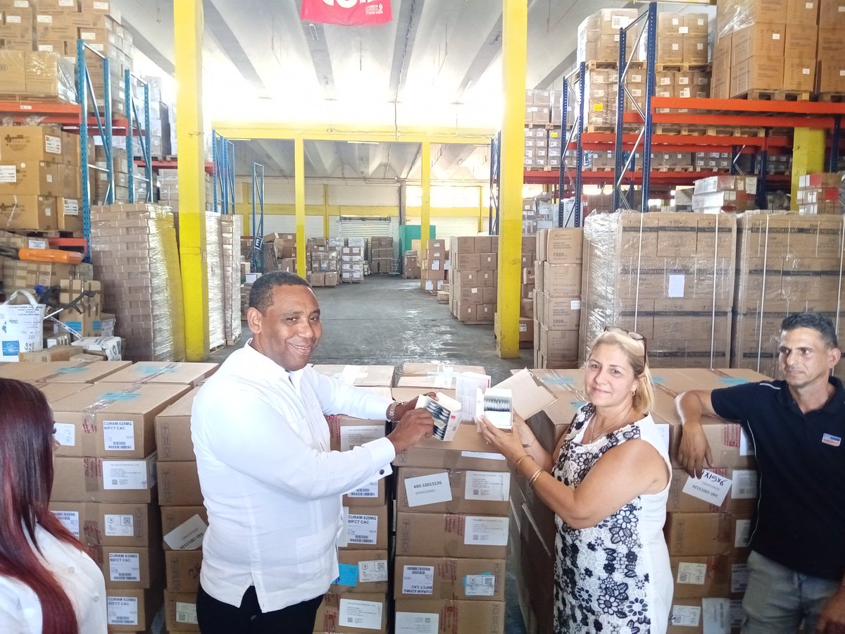 #Ahora se realiza acto de recibimiento de un donativo enviado a Cuba por el gobierno dominicano, producto del siniestro ocurrido en la base de supertanqueros de Matanzas. 

El Embajador expresó que la solidaridad entre nuestros pueblos nos hermana siempre.

Gracias amigos!
🇩🇴🇨🇺
