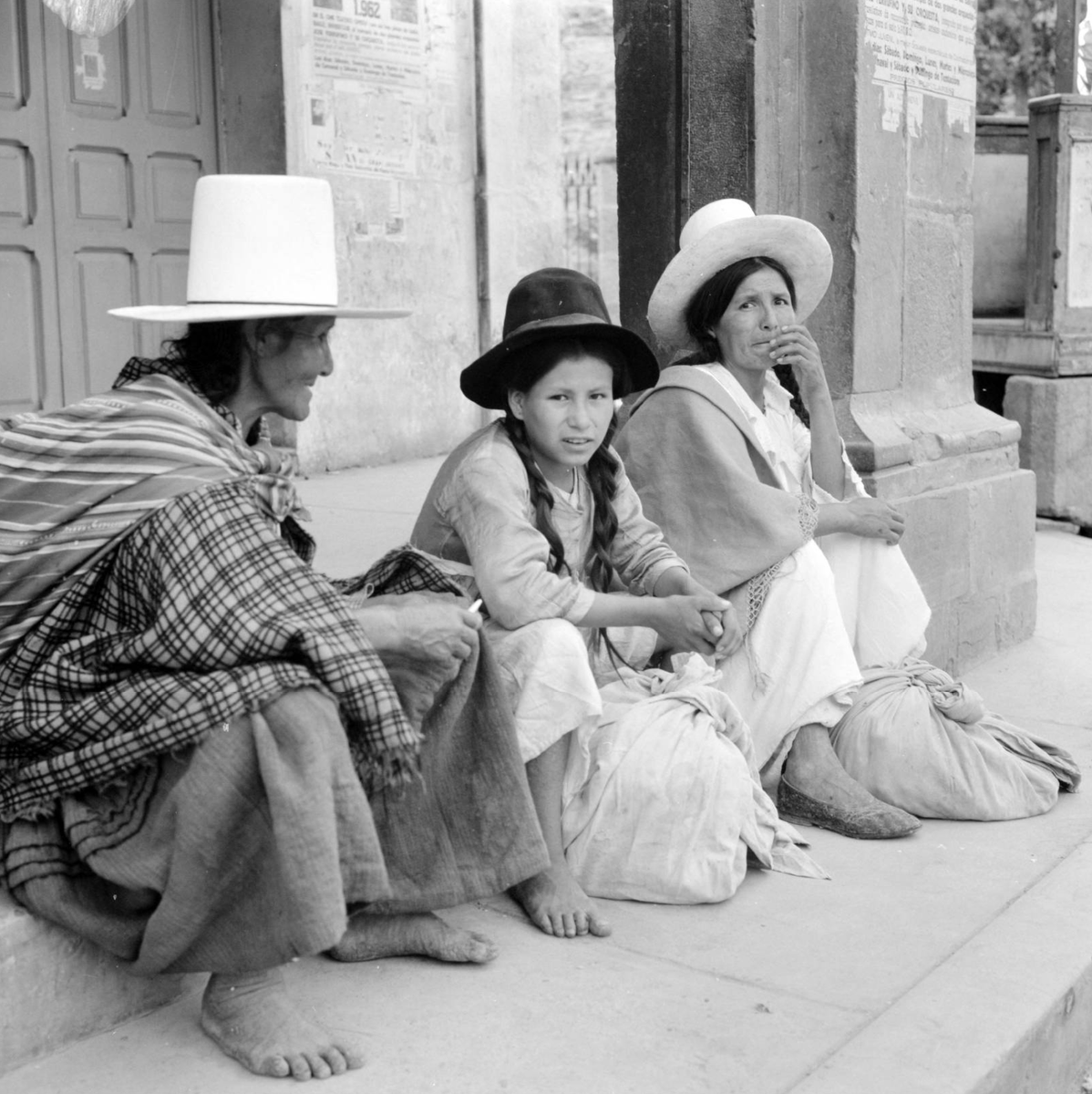 ProyectoTuja's tweet photo. Tres mujeres retratadas en el centro de Cochabamba por el lente de Clarence W. Sorensen.

Sin fecha. https://t.co/jG16e4iBKF