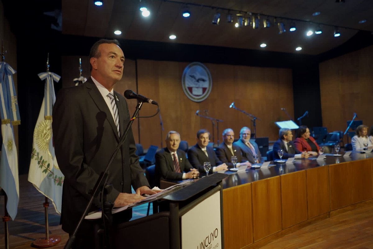 Desde la #CiudadUniversitaria acompañamos a <a href="/EstherUNCUYO/">Esther Sánchez</a> y a <a href="/gabrielfidel/">Gabriel Fidel</a> durante su asunción como nuevas autoridades de la <a href="/UNCUYO/">UNCUYO</a>. 
Participamos del acto que dará inicio a este nuevo camino, sabemos que aportarán toda su capacidad con gran compromiso en su gestión. ¡Éxitos!