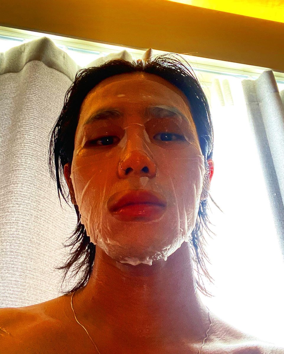 younghotyellow's tweet photo. Hype boy selife https://t.co/uLLrkYBW5B