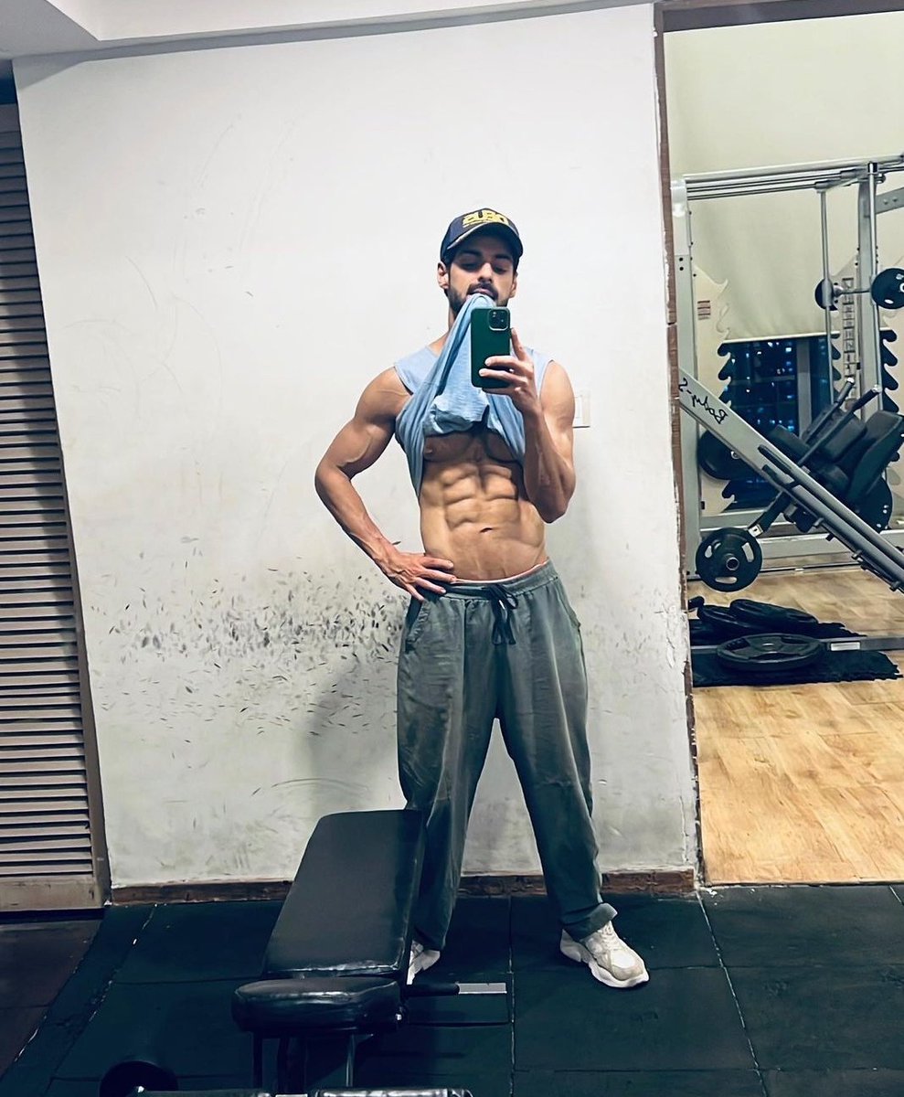 Karan009Wahi_FC's tweet photo. @karan009wahi Assets Safely in Place
😐
#routinecheck #sixpackabs #fitness #Karanwahi https://t.co/zr4krpPmhL