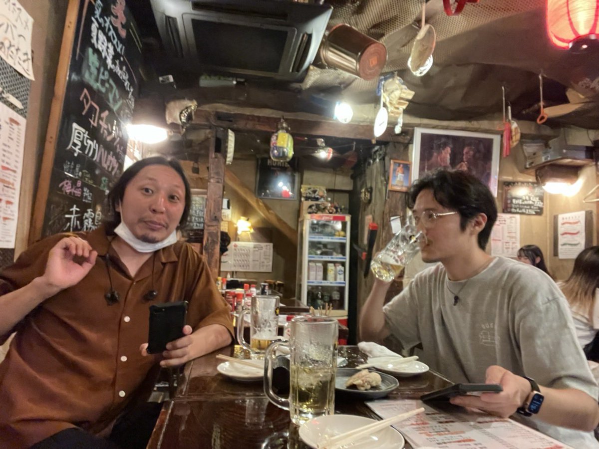 nekomachi_press's tweet image. 【いい話】20年前に名古屋CLUB JB'Sで、今や世界の食品まつり、今や鉄板焼きじろー、盤所さんとかとやっていた謎イベント"猫町zakizm"にゲストとして来たことがあるMC"candle"に再会しました。
私の大事な友人regaのbass青木くんとスタジオに入ってたというのもビックリ。偶然過ぎてほんとビックリ🫢