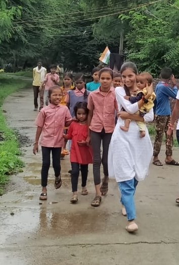 purvijn13's tweet photo. आजादी का 75वां अमृृत महोत्सव के अन्तर्गत एल.बी.एस.की रा.से. यो इकाई द्वारा हर घर तिरंगा, घर-घर तिरंगा कार्यक्रम 15/08/2022 को गोद ग्राम जीवाजीपुर मे भी आयोजित किया जिसमे, ग्रामीणों के घरों में तिरंगा लगाए एवं स्वंतत्रता दिवस की शुभकामनाएं दी।
#हर_घर_तिरंगा 
#Hargharmetiranga https://t.co/N0jGPSJv9w