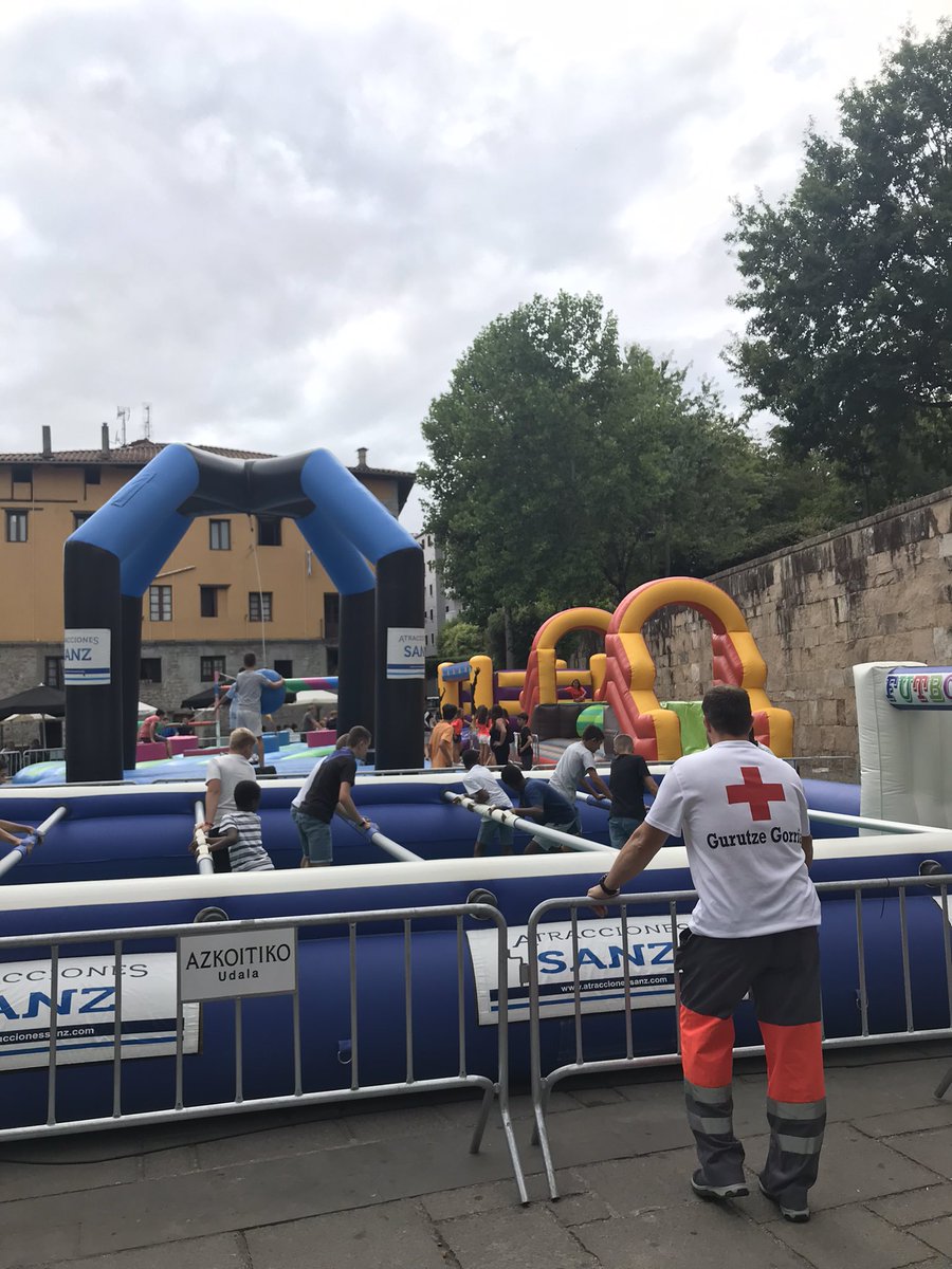 CruzRojaAzkoiti's tweet photo. Gaur arratsaldean Azkoitiko balda plazan gaude 2 soroslerekin Gazteen Jolas Dinamikoak babesten. #Andramaxek https://t.co/Vn3Oekglj6