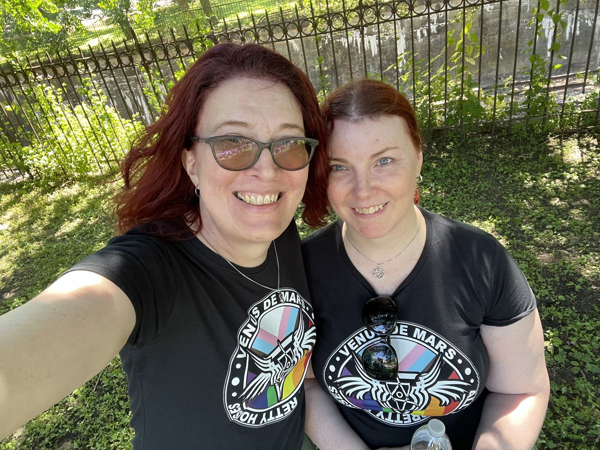 YuusuiWaltz's tweet photo. @AlicynSimpson and I at Pittsburgh Pride hanging with our friend @VenusDeMars &amp; All the Pretty Horses. https://t.co/xlBIVqvRdq