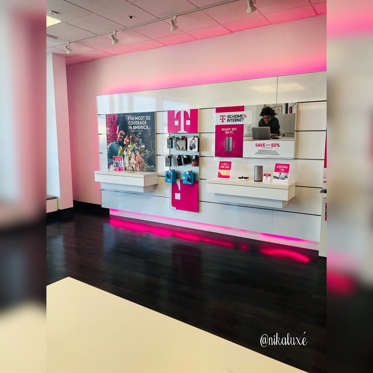 NikaLuxe's tweet photo. Woohoo, I just snagged my drawstring backpack @tmobile.🎒Staff was friendly and the store was clean &amp; inviting.👍🏽

Shh, there’s a surprise inside.😉

#MagentaMagic #Magenta #PositiveVibes #Tmobiletuesdays #getthanked #freebies #backpack #TMobile #tmobile #tmobileapp #Tuesdayvibes https://t.co/jEooBFcEnG