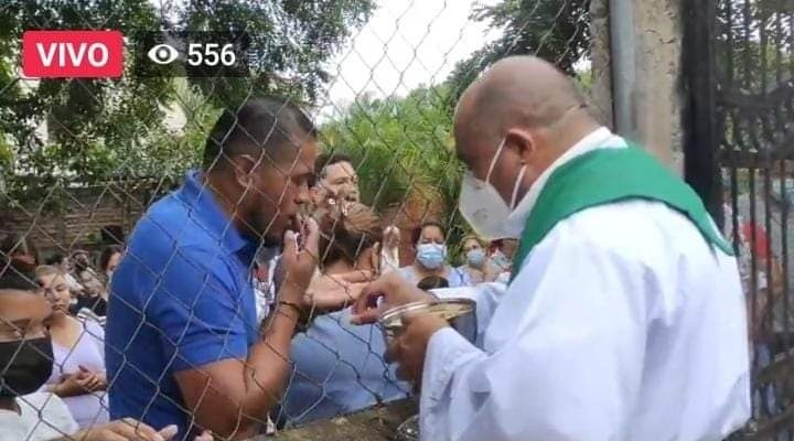 TodayNicaragua's tweet photo. RT @nicaclic: Foto 1. Parroquia Santa Lucia, ciudad Darío #Matagalpa, en asedio y persecución de la dictadura Sandinista. Vean cómo se recibe la comunión

Foto 2: Catedral de #León, René Sándigo amigo de la dictadura, ningún asedio ni persecución
#Iglesi… https://t.co/3TwtG2Jrxl
