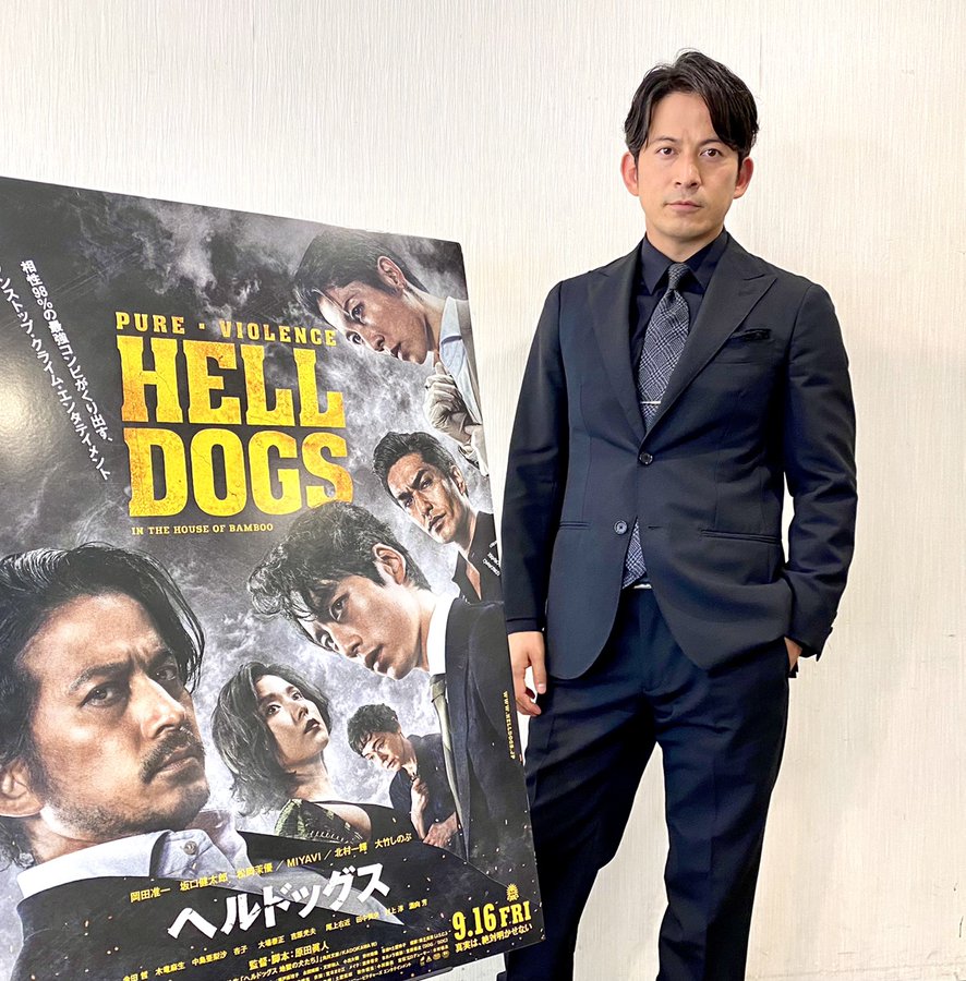 岡田准一 主演映画のポスターと一緒にパシャリ スーツ姿がかっこいいと反響 歌詞検索サイト Utaten ふりがな付