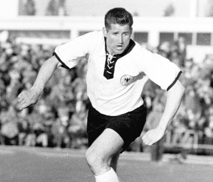 TercerFutbol's tweet photo. Un día como hoy, pero en 1929, nacía Helmut Rahn. Mítico alemán. ⚽️⚽️⚽️ #HelmutRahn https://t.co/QtBrnTM9a2